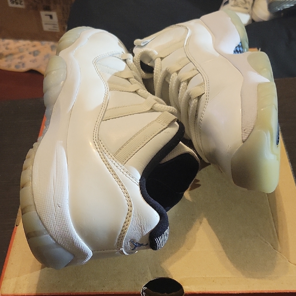 Jordan 11 Retro Low "Legend Blue" (2021) Mens 8 Womens 9.5 EUC W/OG BOX - Picture 7 of 10